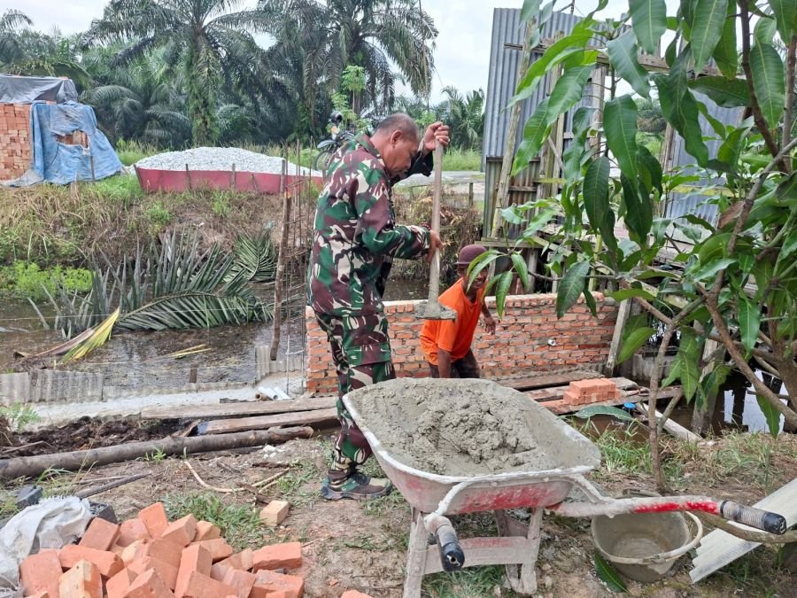 Babinsa Koramil 04/Perawang  dan Warga Tualang Kompak Gotong Royong Bersihkan Kampung