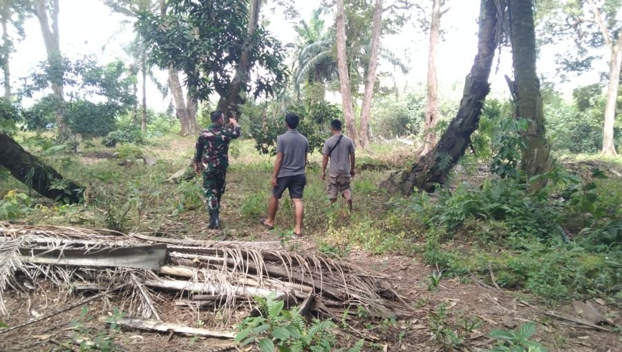 Cegah Titik Api, Babinsa Koramil 04/Perawang Kopka Togi Patroli Bersama Warga Tualang Timur