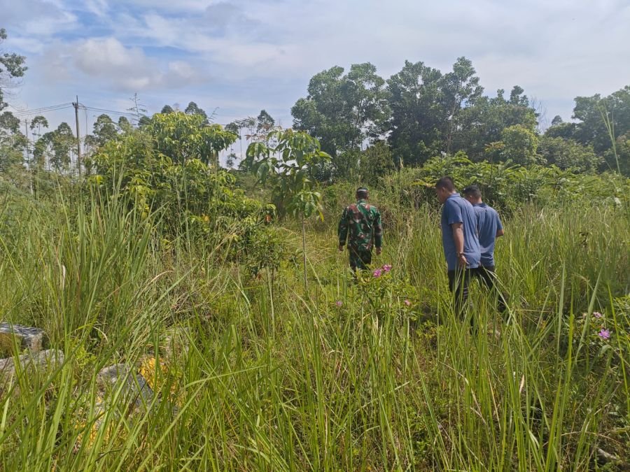 Babinsa Koramil 04/Perawang dan Warga Pinang Sebatang Timur Perketat Patroli Karhutla