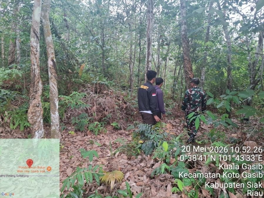 Babinsa Koramil 04/Perawang dan Warga Kuala Gasib Perketat Patroli Karhutla
