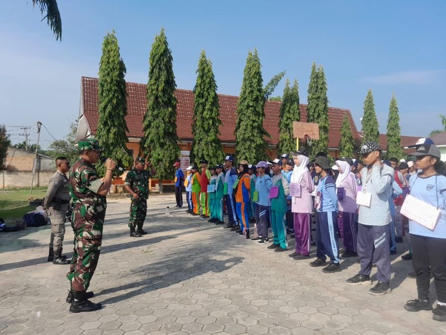 Babinsa Koramil 04/Perawang memberikan materi PBB dalam kegiatan MPLS di SMAN 5 Tualang