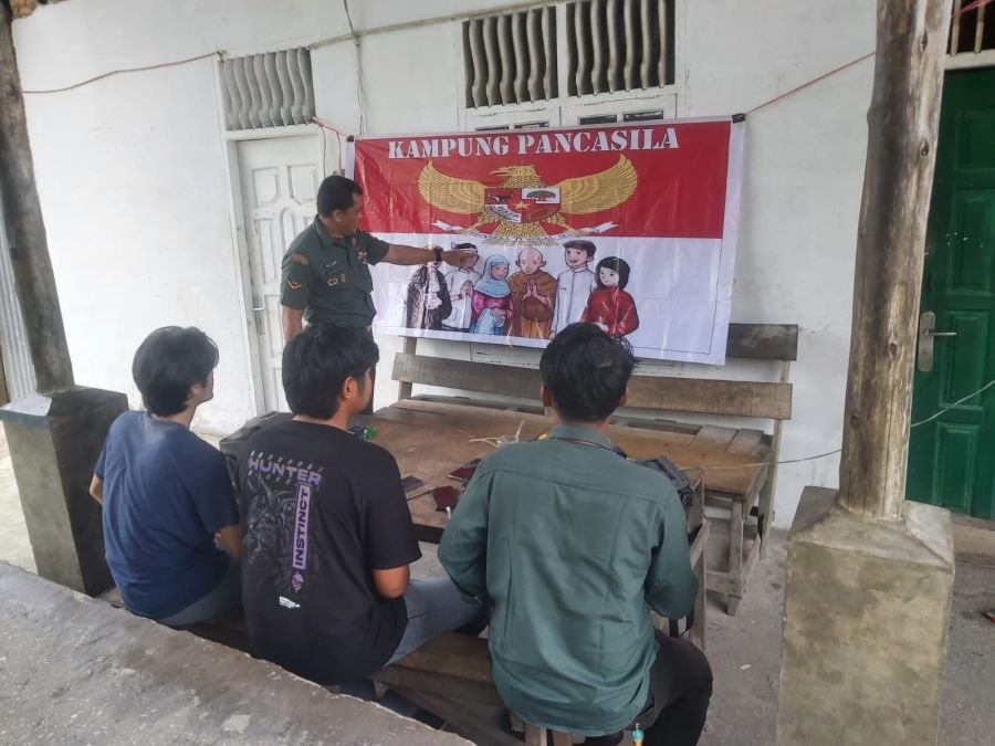 Babinsa Koramil 04/Perawang Perkuat Nilai Pancasila Lewat Komsos di Keranji Guguh