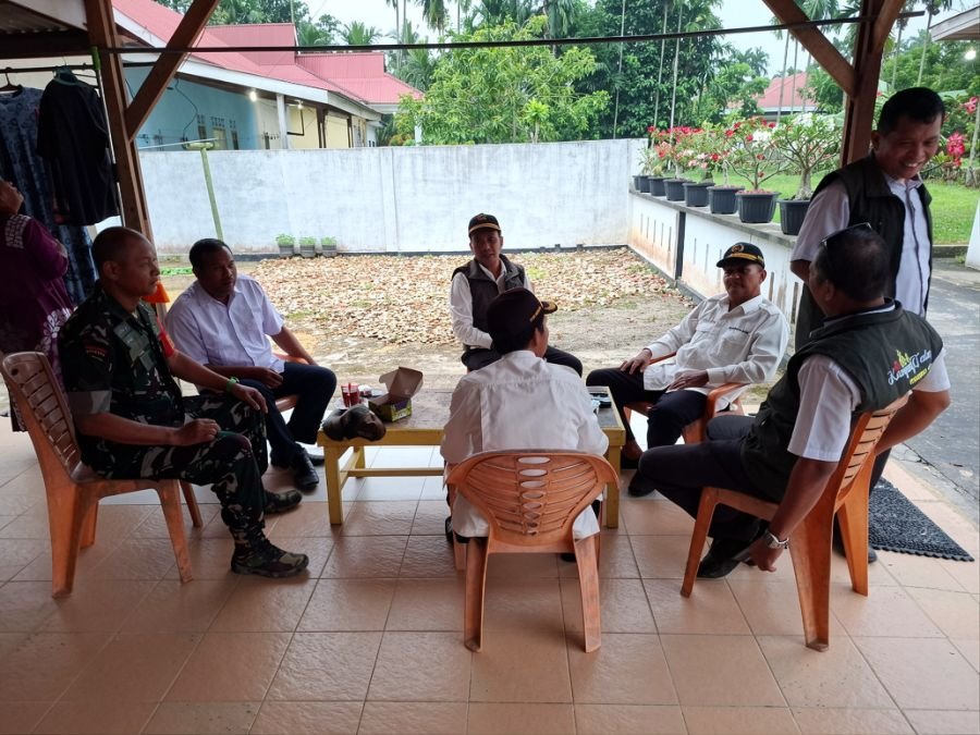 Babinsa Koramil 04/Perawang Perkuat Kedekatan Warga Lewat Komsos di Kampung Tualang