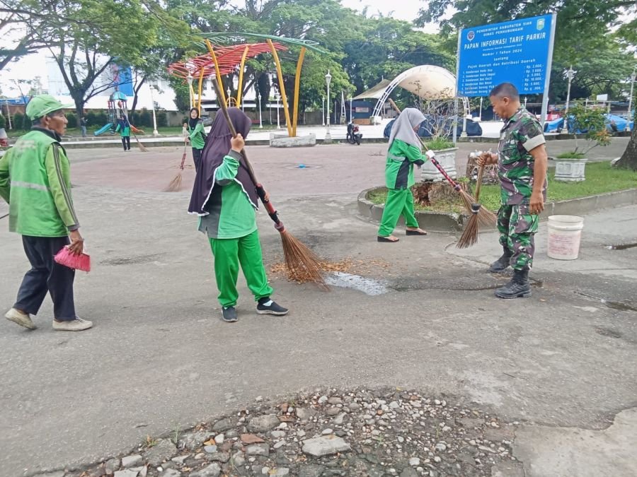 Babinsa Koramil 04/Perawang Pimpin Aksi Bersih Taman Motuyoko