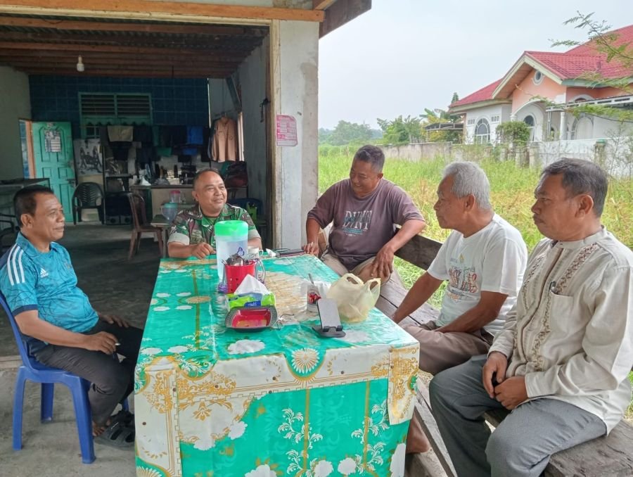 Babinsa Koramil 04/Perawang sambangi Warga Buatan II, Perkuat Komunikasi dan Kebersamaan