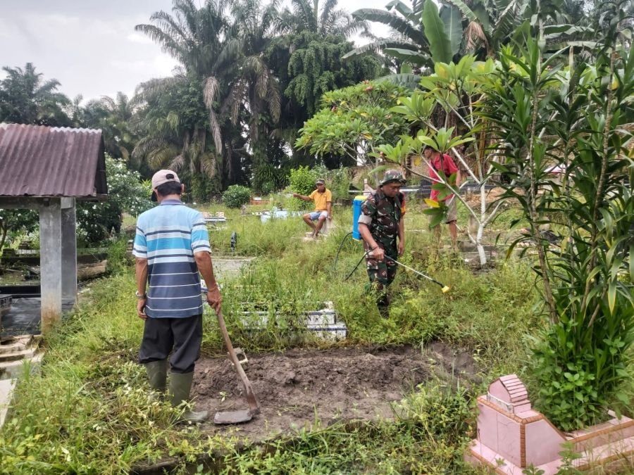 Babinsa Koramil 04/Perawang Serda Deddy Heriyanto Kompak Benahi TPU Keranji Guguh