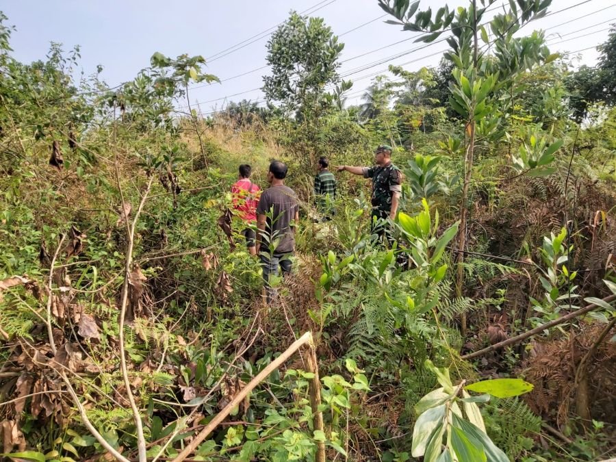 Babinsa Koramil 04/Perawang, Serda Deddy Turun Bersama Warga Cegah Karhutla