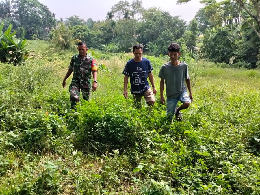 Babinsa Koramil 04/Perawang, Serka Abdon Gandeng Warga Cegah Karhutla di Pinang Sebatang Timur