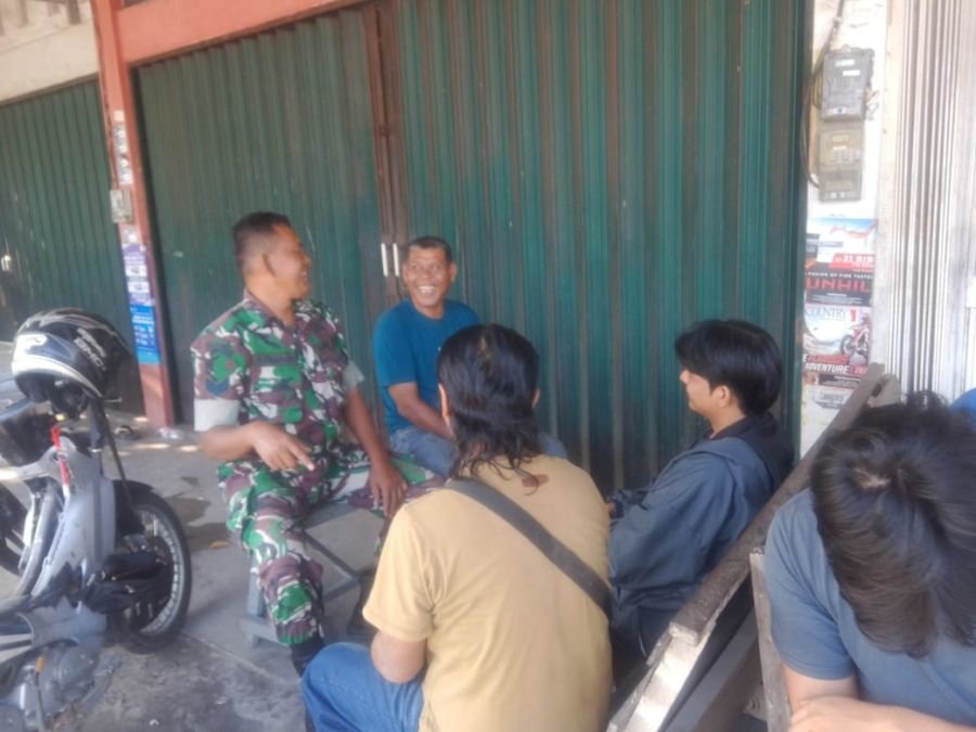 Babinsa Koramil 04/Perawang, Sertu Abdon Pardosi Komsos dengan warga binaan di Kel. Perawang