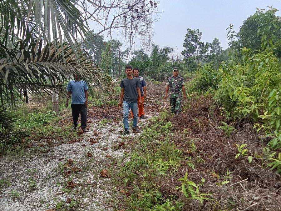 Babinsa Koramil 04/Perawang Waspadai Karhutla di Kp Maredan
