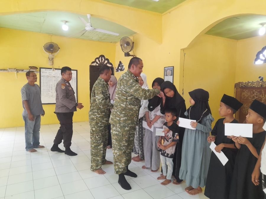 Babinsa Koramil 04/Pkl.Kuras Salurkan Jumat Berkah kepada Anak Yatim
