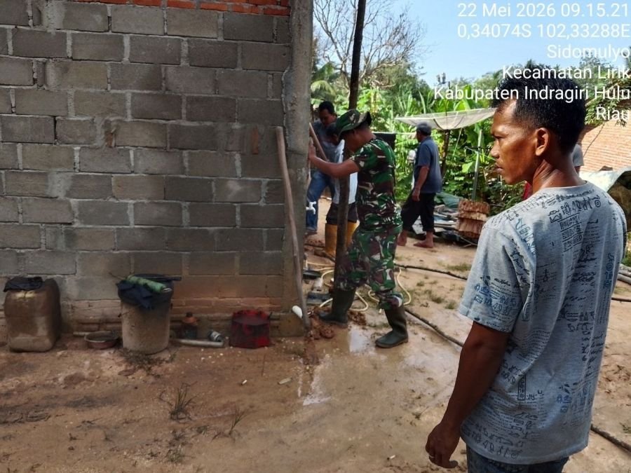 Babinsa Koramil 04/PP Bantu Warga Buat Tratak Atap, Warga Ungkap Rasa Senang dan Apresiasi