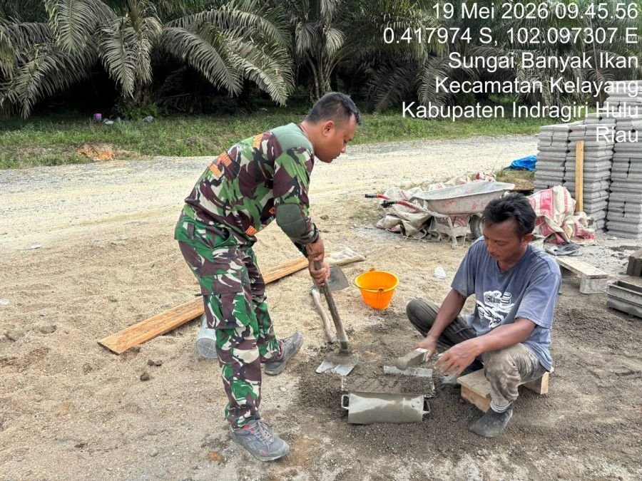 Babinsa Koramil 04/PP Bantu Warga Bangun Gorong-gorong di Desa Sungai Banyak Ikan