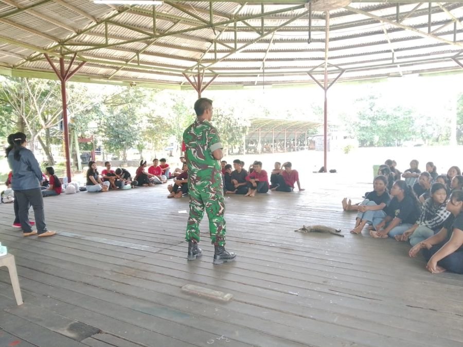 Babinsa Koramil 04/PP Berikan Pembinaan Wawasan Kebangsaan kepada Remaja Gereja HKBP Sekar Mawar