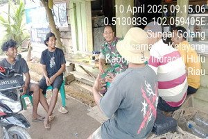 Babinsa Koramil 04/PP Dim 0302/Inhu Gelar Komsos Bersama Warga Tentang Menjaga Keamanan Lingkungan