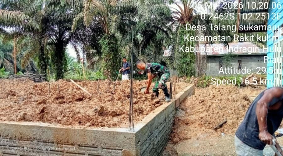 Babinsa Koramil 04/PP Dim 0302/Inhu Bantu Pembangunan Rumah Warga di Desa Talang Sukamaju