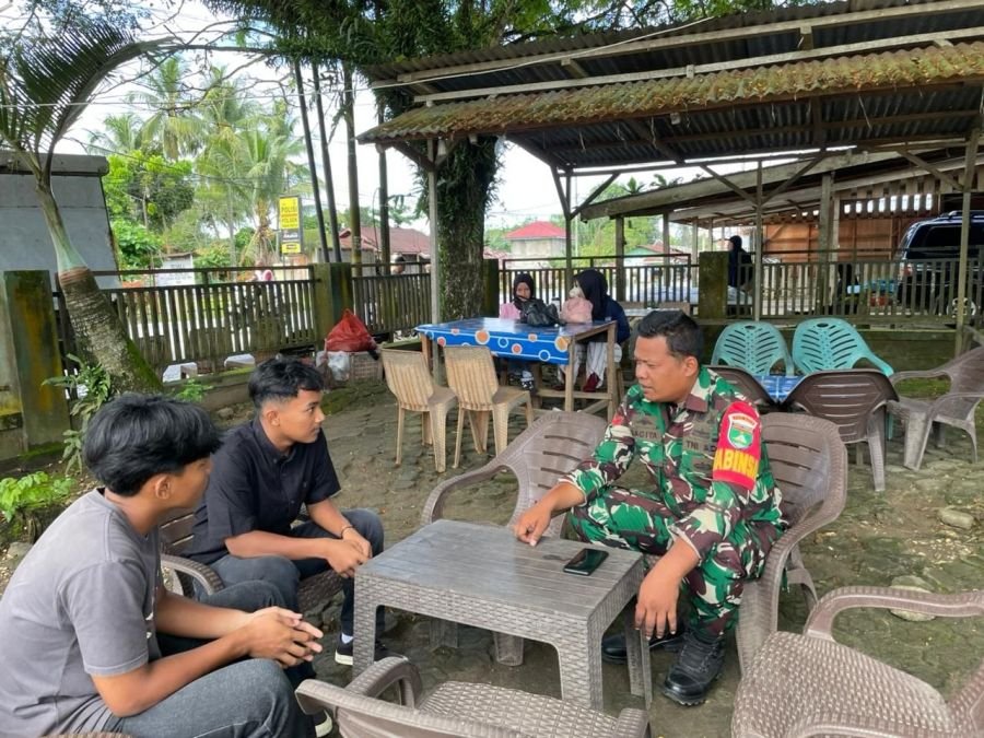 Babinsa Koramil 04/PP Gelar Komsos di Desa Pring Jaya, Ajak Masyarakat Jauhi Narkoba