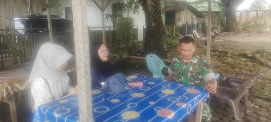 Babinsa Koramil 04/PP Gelar Komsos, Ajak Warga Jaga Kebersihan Lingkungan Kerja di Desa Candirejo