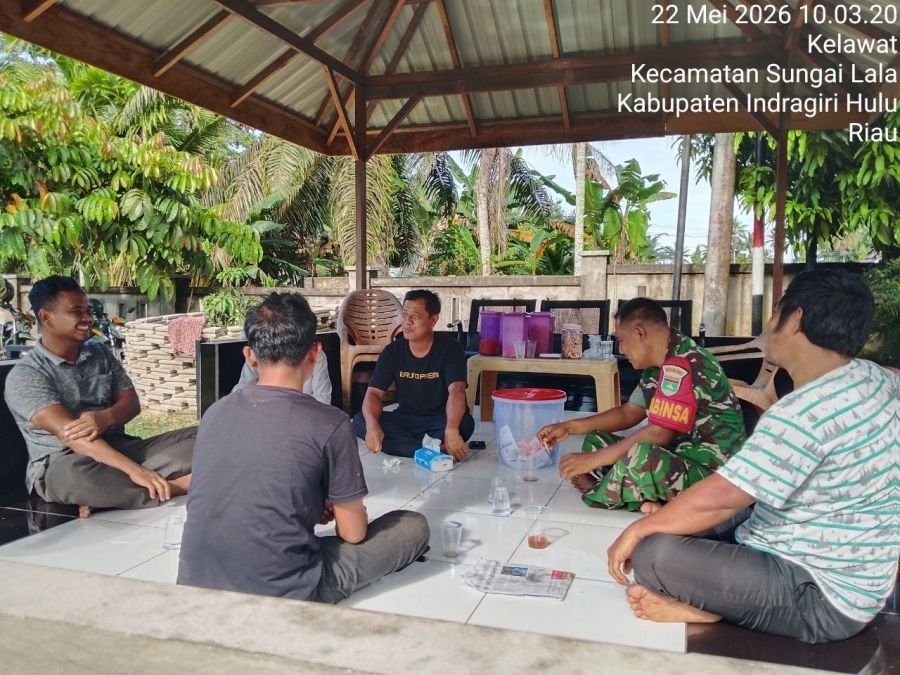 Babinsa Koramil 04/PP Gelar Komsos Bersama Perangkat Desa dan Warga Kelawat, Bahas Keamanan Lingkung
