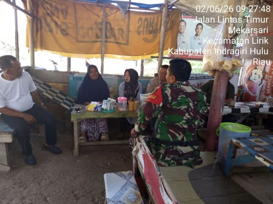 Babinsa Koramil 04/PP Gelar Komsos di Mekarsari, Tekankan Keamanan dan Kebersihan Lingkungan