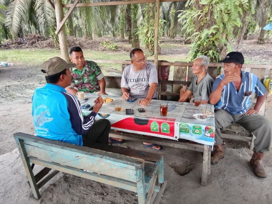 Babinsa Koramil 04/PP Imbau Warga Desa Perkebunan Sungai Lala Waspada Banjir Saat Musim Penghujan
