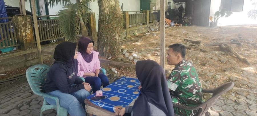 Babinsa Koramil 04/PP Laksanakan Komsos, Ajak Warga Terapkan Penyediaan Makanan Bersih dan Sehat