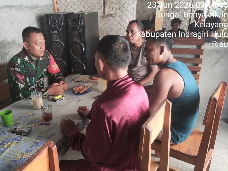 Babinsa Koramil 04/PP Laksanakan Komsos, Bahas Keamanan Lingkungan di Desa Sungai Banyak Ikan