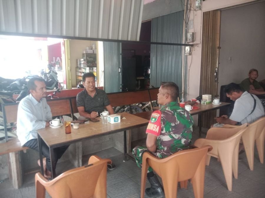 Babinsa Koramil 04/PP Laksanakan Komsos di Sekar Mawar, Ajak Warga Jaga Keamanan Lingkungan