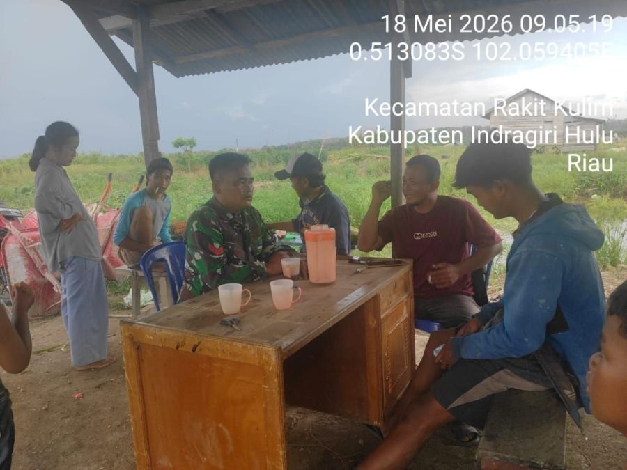 Babinsa Koramil 04/PP Lakukan Komsos, Imbau Warga Rakit Kulim Waspada Banjir Saat Musim Penghujan