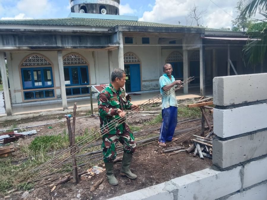 Babinsa koramil 04/rupat antusias dalam mengajak warga untuk gitong royong