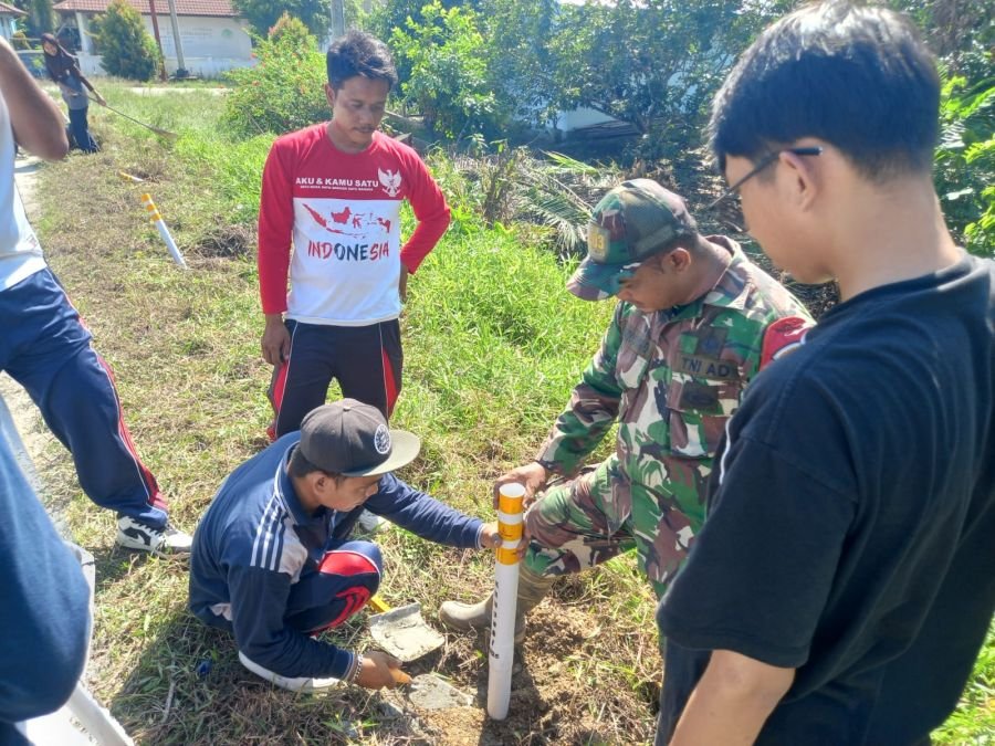 Babinsa koramil 04/Rupat berjibaku dalam membantu masyarakat