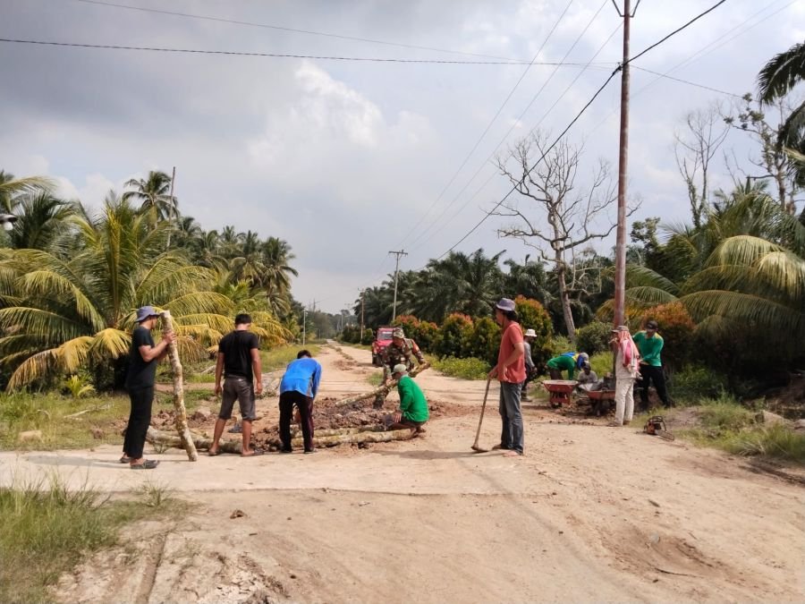 Babinsa koramil 04/Rupat bersama masyarakat gotong royong jumat bersih