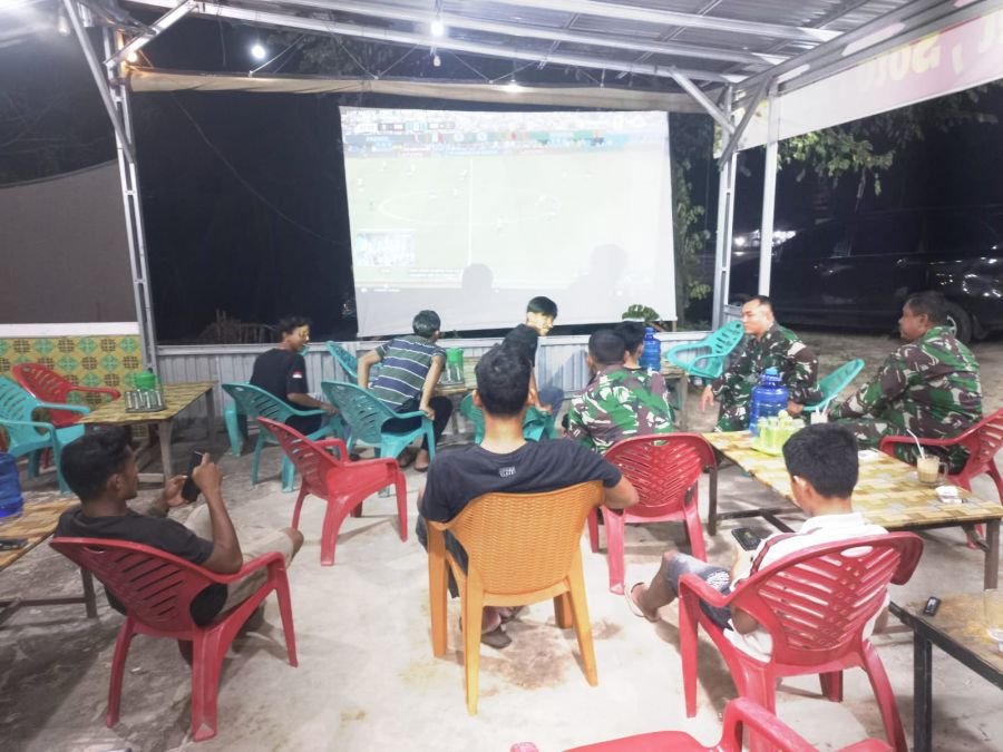 Babinsa koramil 04/Rupat gelar nonton bareng bersama warga