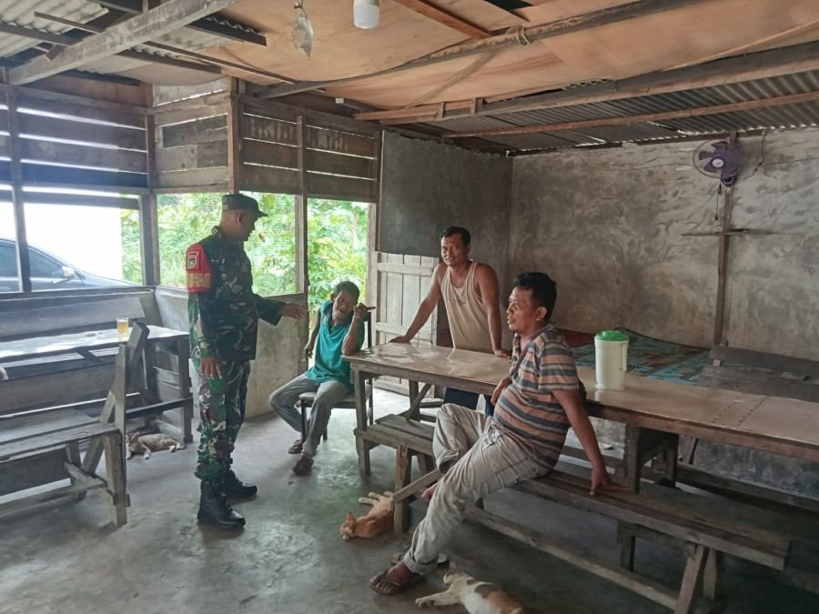 Babinsa Koramil 04/Rupat Ko 0303/Bengkalis melaksanakan komsos kepada masyarakat di wilayah binaan.