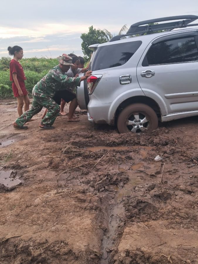 Babinsa koramil 04/rupat membantu rakyat dalam mengatasi kesulitan