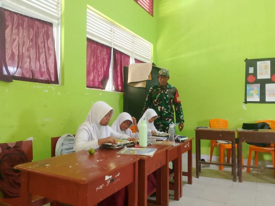 Babinsa koramil 04/rupat monitoring kegiatan MBG