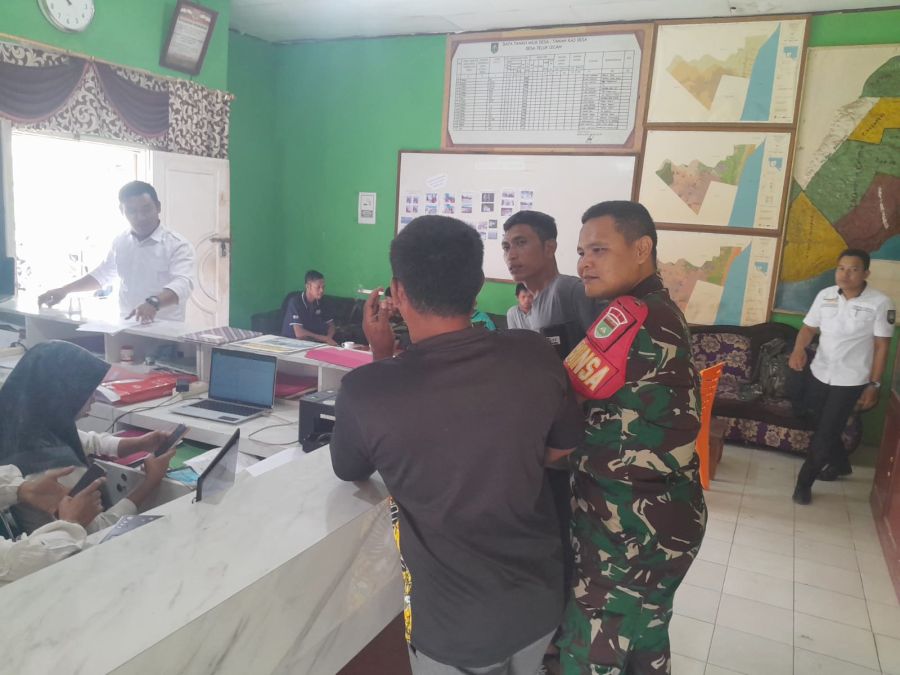 Babinsa koramil 04/rupat praka A.B Tarigan melaksanakan komsos di wilayah binaaan