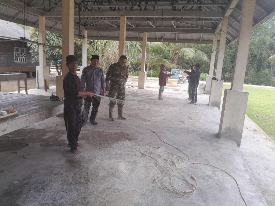 Babinsa Koramil 04/Rupat Serap Aspirasi Nelayan di Teluk Lecah