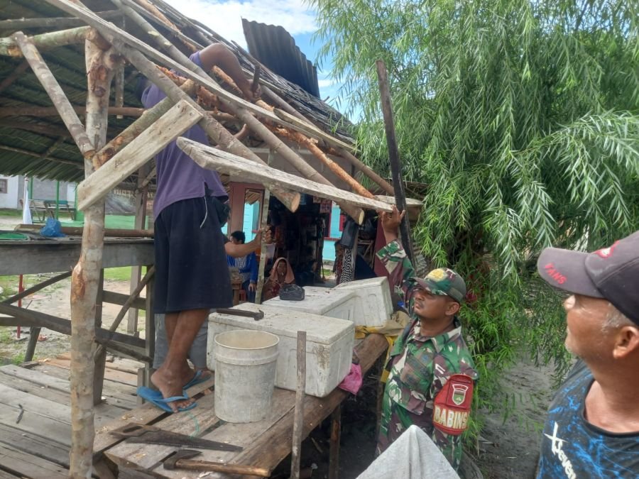 Babinsa koramil 04/rupat serda wondo susilo galakan gotong royong bersama masyarakat