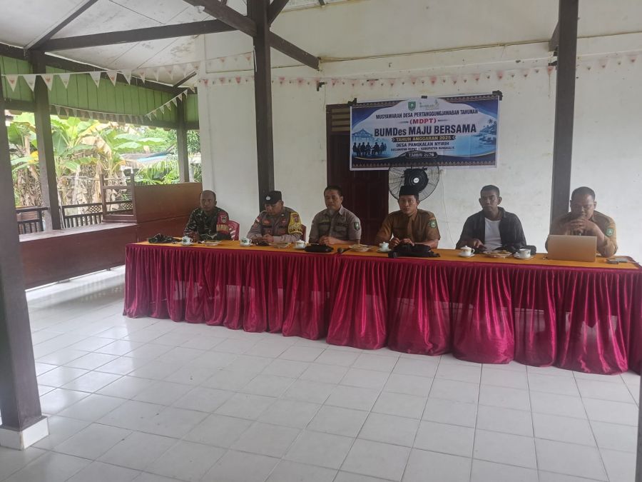 Babinsa koramil 04/rupat sertu hutapea hadiri rapat bumdes