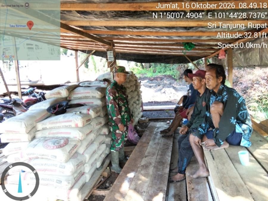 Babinsa Koramil 04/Rupat Tanamkan Nilai Pancasila dan Rawat Kamtibmas di Desa Sri Tanjung