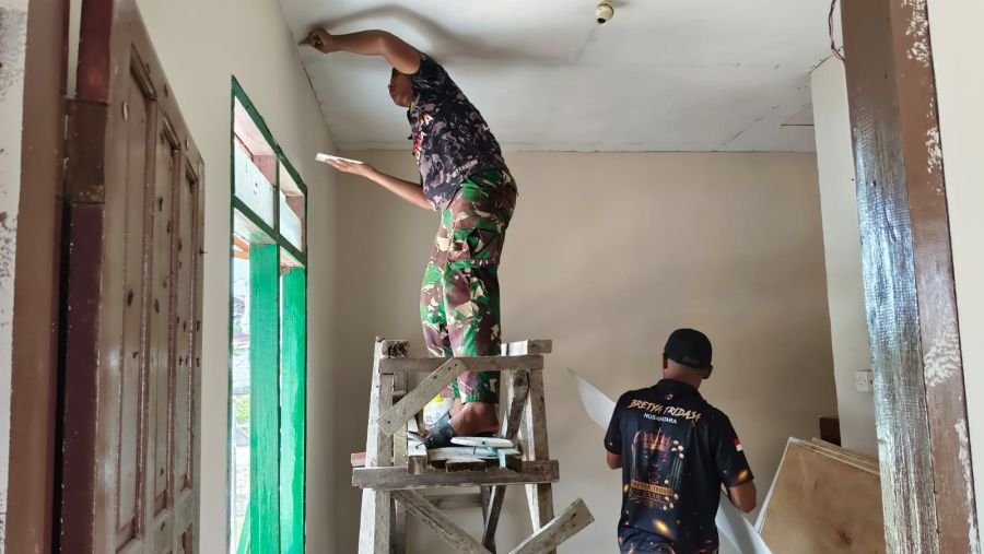 Babinsa Koramil 04/Tebing Turun Tangan Rehab PAUD di Desa Pangke