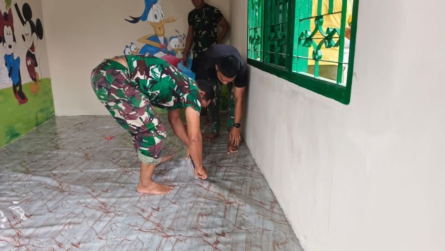 Babinsa Koramil 04/Tebing Turun Tangan Rehab TK di Desa Pangke