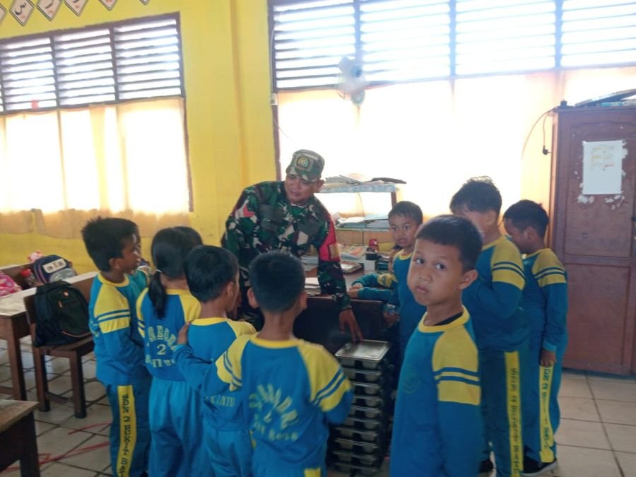 Babinsa Koramil 05 Bukit Batu Kawal Program MBG di SDN 02 Sei Pakning, Siswa Antusias Terima MBG
