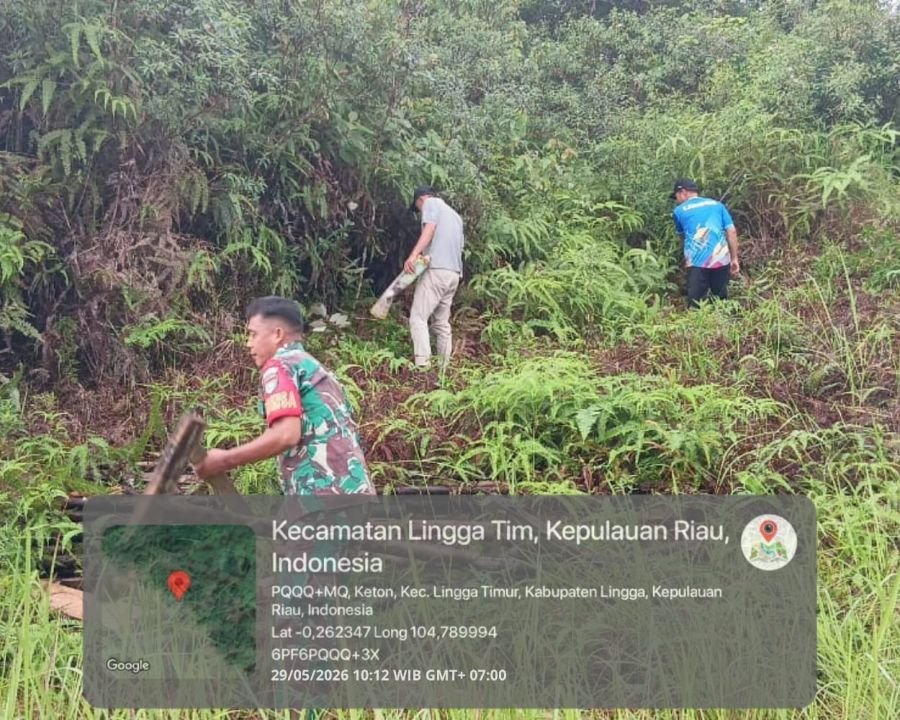 Babinsa Koramil 05 Daik Kodim 0315 Tanjungpinang bersama warga bergotong-royong membersihkan perkamp