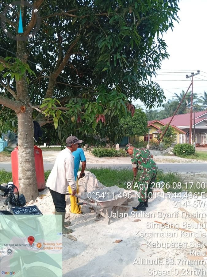 Babinsa Koramil 05 Kandis Bantu Warga Benahi Akses Jalan
