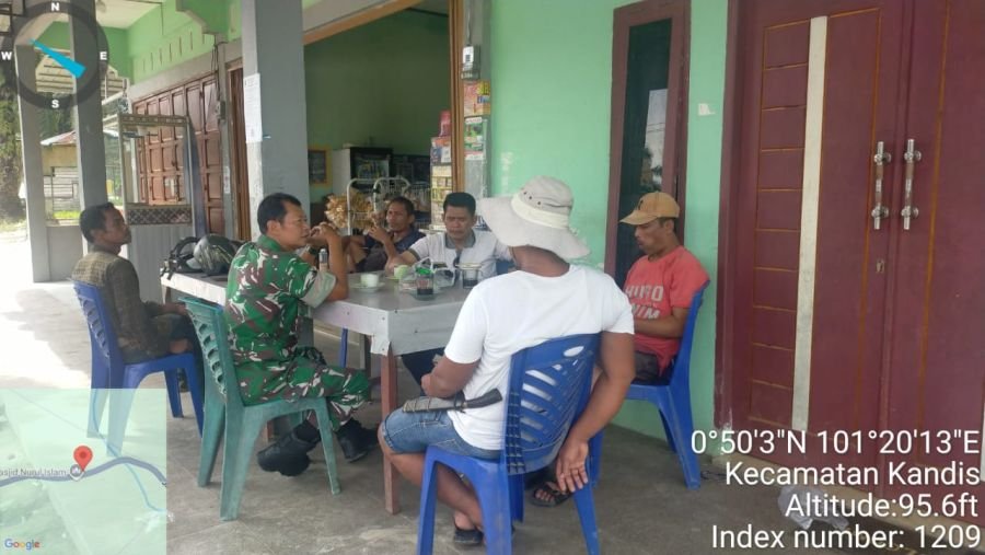 Babinsa Koramil 05 Kandis Jalin Komunikasi dengan Warga