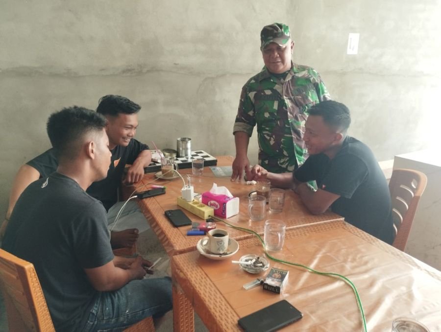Babinsa Koramil 05/Bukit Batu Ajak Warga Perkuat Kepedulian dan Keamanan Lingkungan