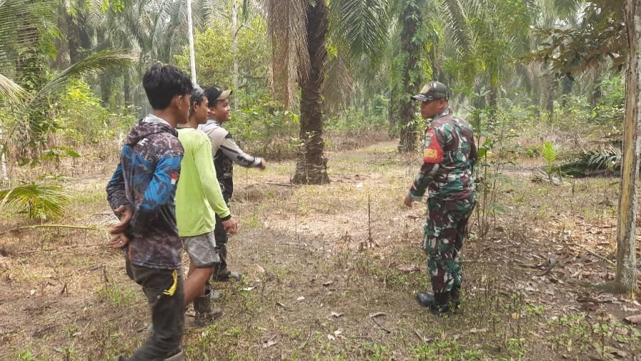 Babinsa Koramil 05/Bukit Batu Ajak Warga Sepotong Cegah Karhutla