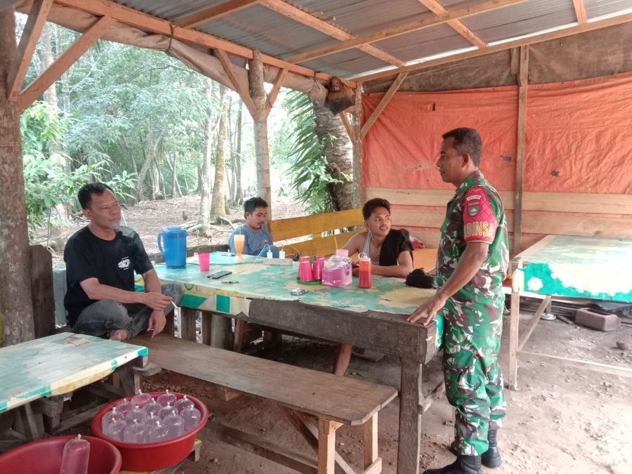 Babinsa Koramil 05/Bukit Batu Ajak Warga Hidupkan Nilai Pancasila di Kampung Pancasila